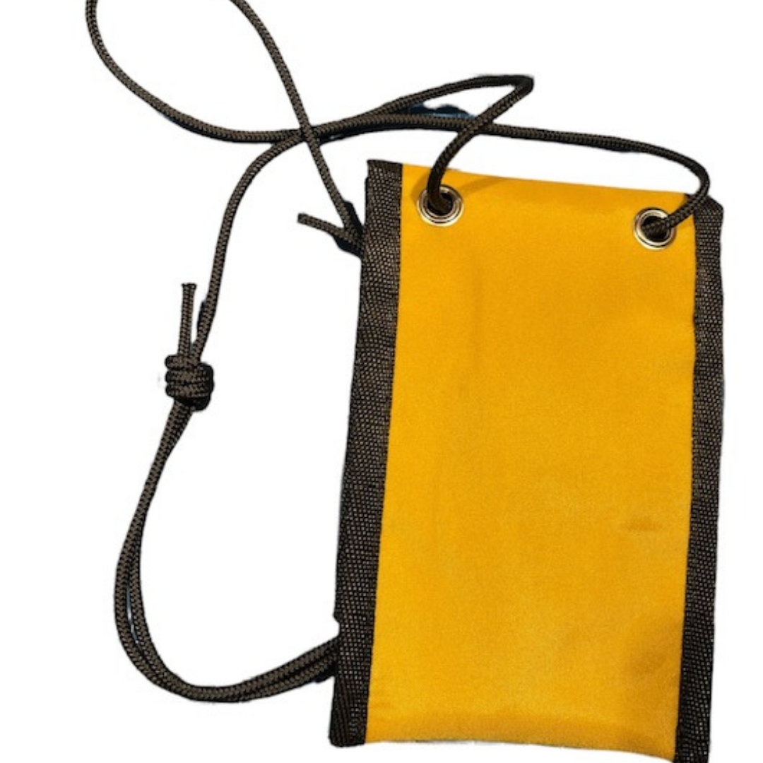 Funda para móvil PROA BASIC 2 ED. Mini bolso impermeable para teléfono móvil con un toque marinero.