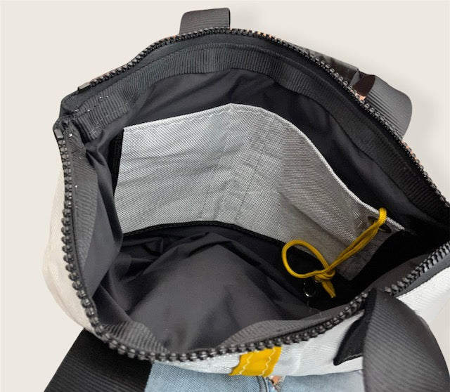 Bolsa maletín MAR DE PLATA. Opción Elegante y Sostenible para llevar tu ordenador. En color negro y plata.
