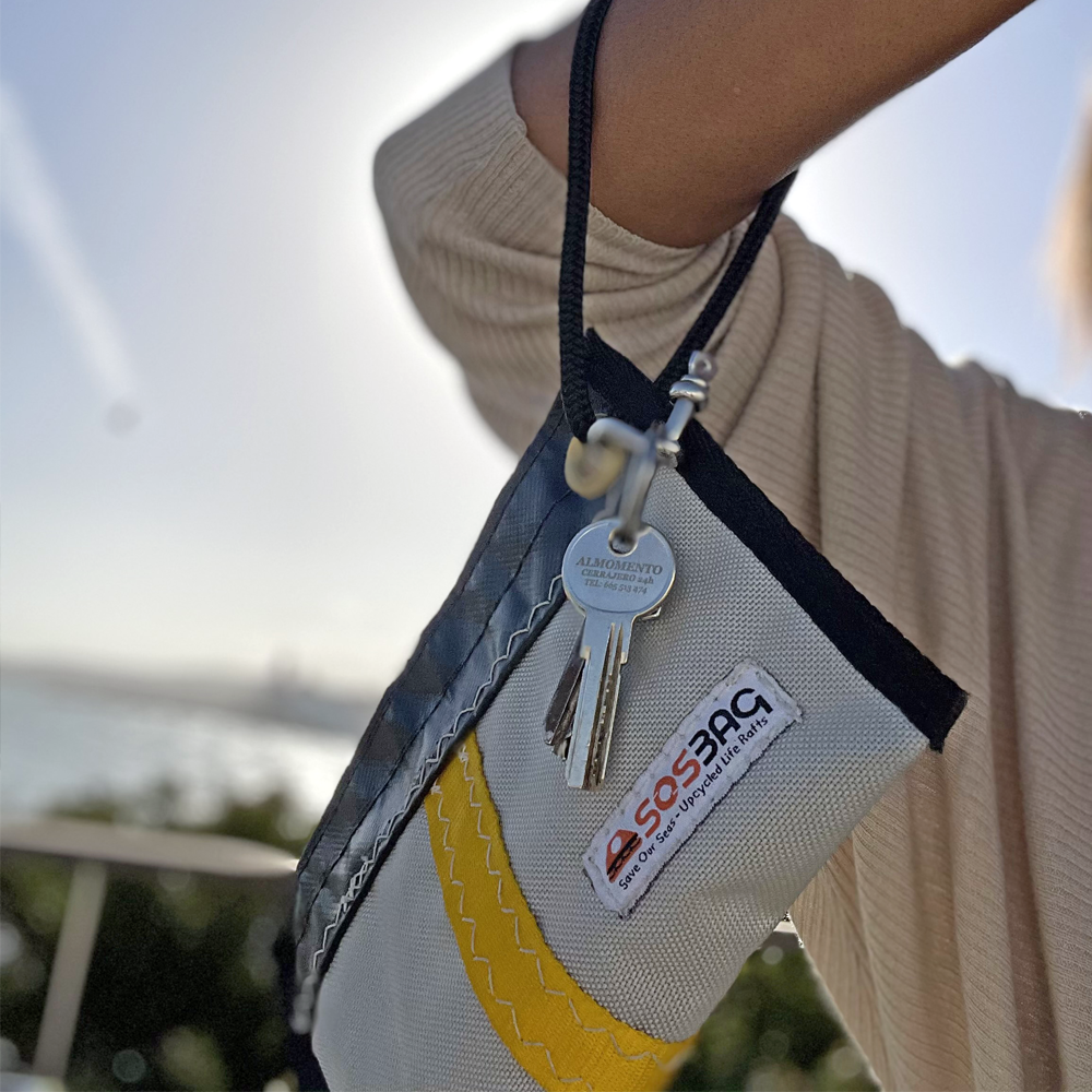GRUMET mini clutch. Black/silver. Sustainable and waterproof tote bag for women, ideal for your mobile phone or beach toiletry bag.